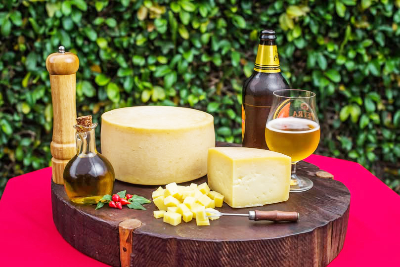  Queijos artesanais, fondues e embutidos como salsichas e salames fazem parte da tradição local e são muito apreciados por moradores e turistas. Esses sabores típicos ganham destaque principalmente no inverno, quando a culinária serrana se torna ainda mais convidativa.