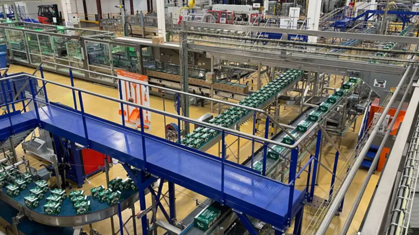 A investigação revelou que um terço da água mineral vendida na França foi tratada ilegalmente. A água tratada, por definição, é segura. O imbróglio é que, de acordo com a legislação da União Europeia, a água mineral natural (que é comercializada a preços muito mais altos que a da torneira) supostamente é inalterada entre a fonte subterrânea e a garrafa.


