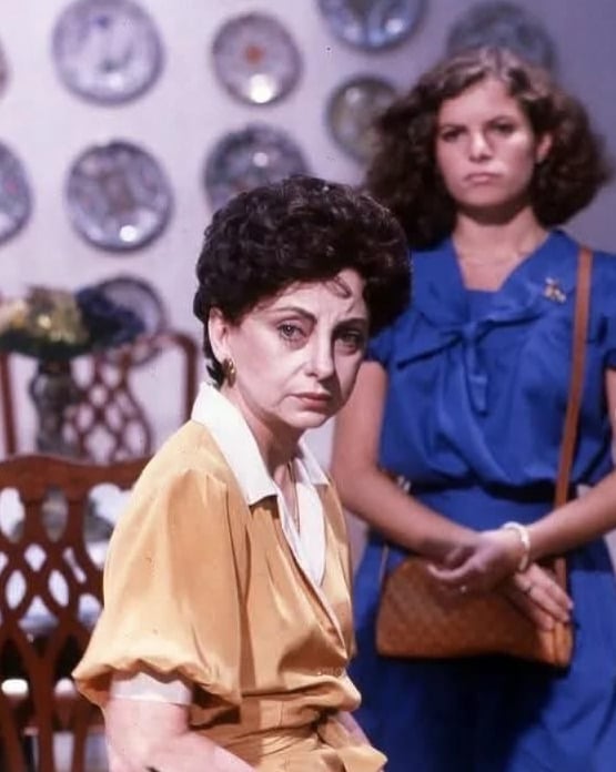 Em 1981, Debora Bloch estreou oficialmente na TV Globo na novela Jogo da Vida. No ano seguinte, ganhou destaque em Sol de Verão (1982), sua primeira novela em horário nobre, como a neta da personagem de Beatriz Segall, que originalmente deu vida à icônica Odete Roitman.