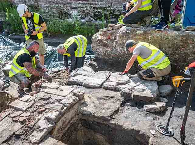 Além dela, foi localizada uma segunda lápide de arenito, danificada, com sinais de arcadas e vestígios de artefatos metálicos corroídos. 