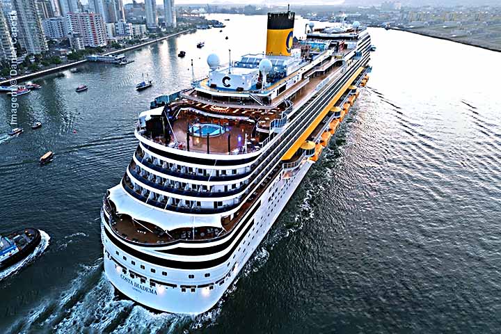 Apesar de necessária, a medida de recorrer a transatlânticos para hospedagem no evento gera questionamentos ambientais. Mesmo parados, os cruzeiros precisam manter sistemas de energia e tratamento de efluentes em funcionamento. 
