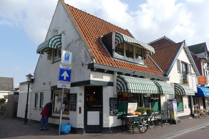O centro de Zandvoort tem um ar pitoresco, com cafés aconchegantes, restaurantes que servem peixes frescos e lojinhas de souvenirs.