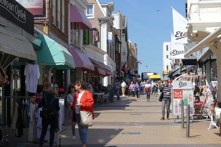 A cidade preserva seu charme como uma antiga vila de pescadores, ruas estreitas e casas tradicionais.