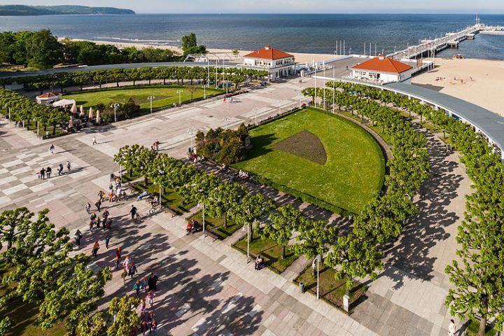 A proximidade com Sopot e Gdynia forma a chamada Trójmiasto (Três-Cidades), uma área metropolitana cheia de atrações, incluindo o famoso pier de Sopot, o mais longo da Europa.