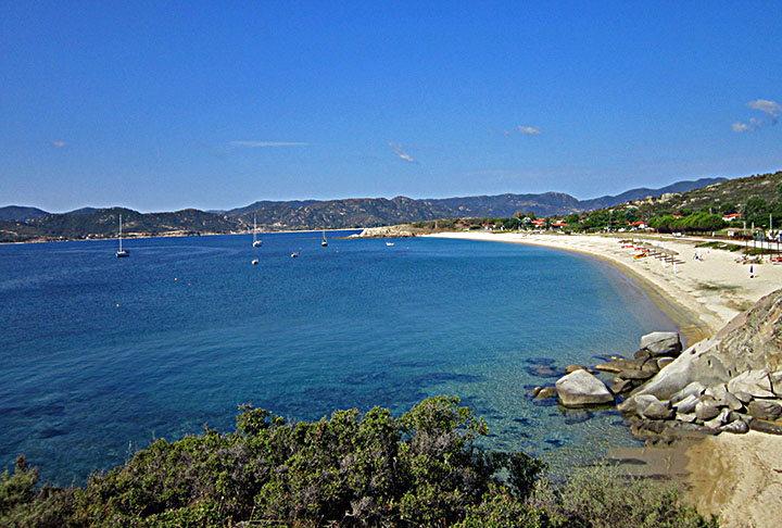 Poucos dias antes, um casal do Vietnã morreu afogado após ser arrastado para o mar por fortes rajadas de vento.