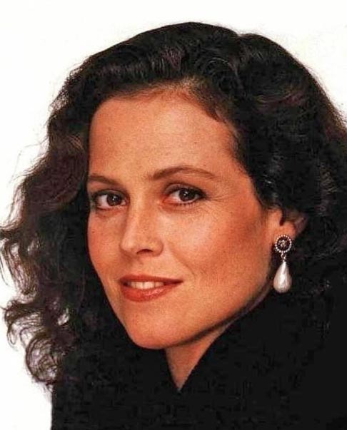 Weaver é filha de Sylvester L. Weaver, Jr., um executivo de televisão, e Elizabeth Inglis, uma atriz. Ela frequentou a Universidade de Stanford e se formou em Literatura Inglesa.