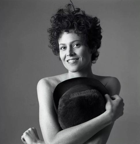 Nascida em Nova York, em 1949, ela recebeu vários prêmios ao longo de sua carreira, incluindo um British Academy Film Award, dois Globos de Ouro, um Grammy Awards, e três indicações ao Oscar.