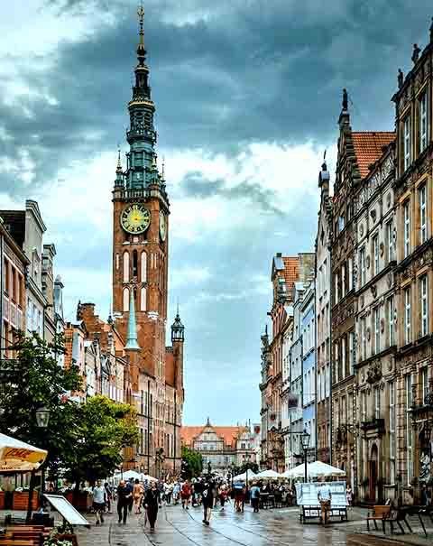 A cidade antiga de Gdańsk, quase totalmente destruída durante a guerra, foi cuidadosamente reconstruída com base em registros históricos e obras de arte, e hoje encanta visitantes com sua beleza. 