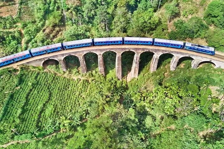 Testemunhas disseram que a russa bateu contra uma pedra, caiu do trem e sofreu ferimentos graves. Ela ainda foi levada a um hospital, mas não resistiu.