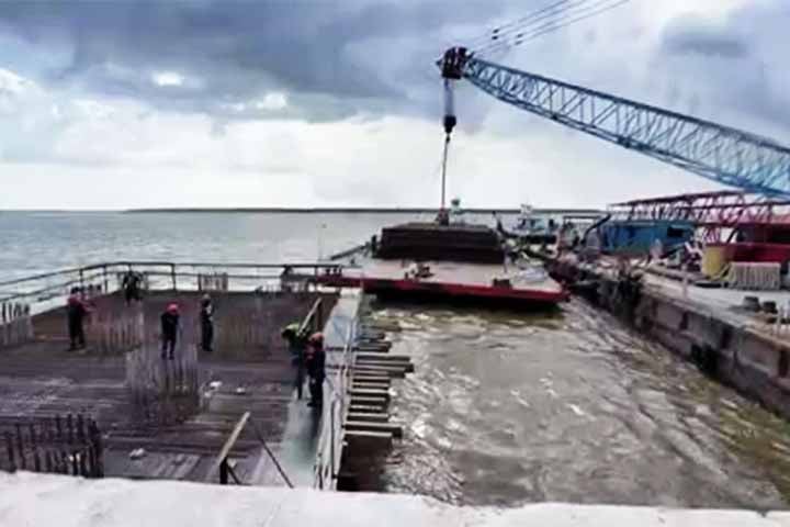 A escolha pelo Outeiro ocorreu após a suspensão das obras de dragagem no Terminal Hidroviário Internacional de Belém, que permitiriam receber cruzeiros no coração da capital paraense.
