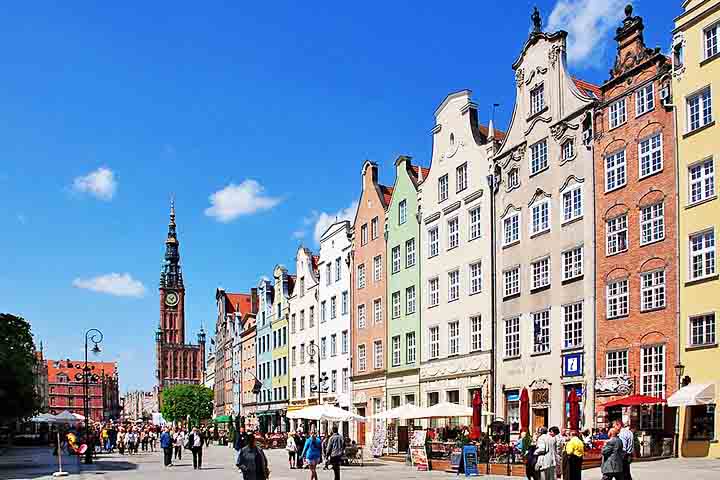 Entre seus principais pontos turísticos estão a Rua Długi (Rua Longa, em português), repleta de edifícios coloridos em estilo gótico e renascentista.
