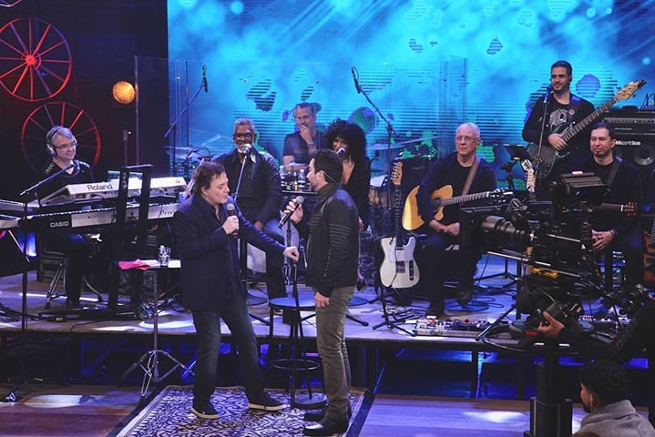 Antes disso, tendo como referencial o Padre Zezinho (SCJ), precursor dos padres cantores desde a década de 1960, Fábio de Melo lançou seu primeiro CD, em 1997, com o título De Deus um cantador.
