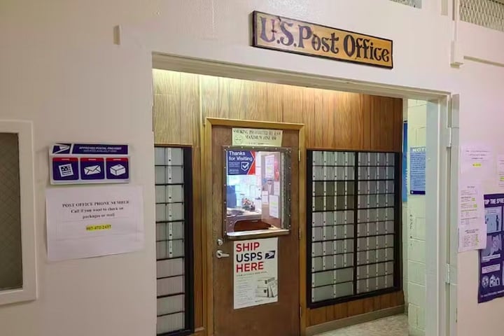 As torres possuem apartamentos e diversos serviços essenciais, como uma escola conectada por um túnel subterrâneo, além de correios, loja de conveniência, lavanderia, uma igreja e até um hotel de dois andares!