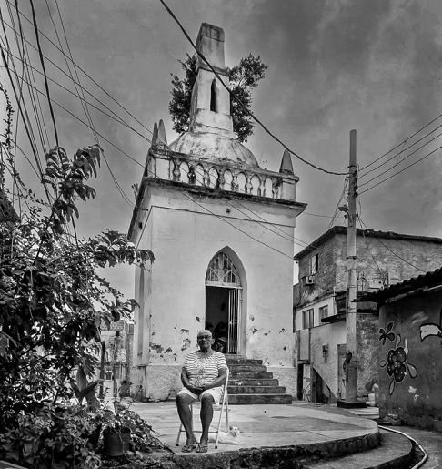 Dona Chiquinha, de 82 anos, é a cuidadora do local há 50 anos e expressa sua tristeza e medo com o estado de ruína.