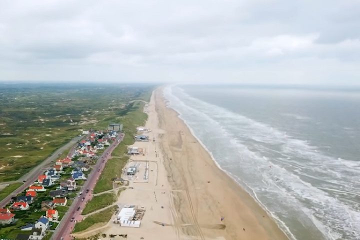 A cidade é famosa por sua longa faixa de areia, que se estende por cerca de 9 quilômetros.