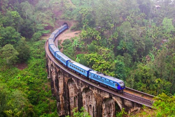 O Podi Menike é um trem famoso do país que leva turistas por paisagens deslumbrantes, com cenários de florestas e montanhas.