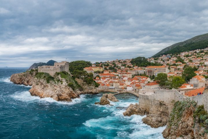 Montanhas, cavernas e trilhas são outras atrações naturais que tornam a ilha um destino versátil.