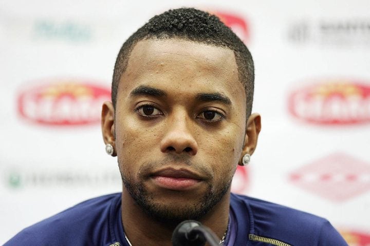Robinho, por exemplo, é admirado por outros presos e virou uma espécie de treinador de futebol.