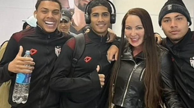Três atletas do sub-17 encontraram com a influenciadora no aeroporto