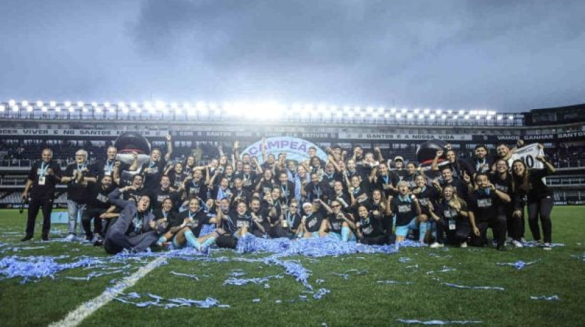 Sereias da Vila levantam a taça na Vila Belmiro e garantem acesso à elite do futebol feminino junto com outras três equipes