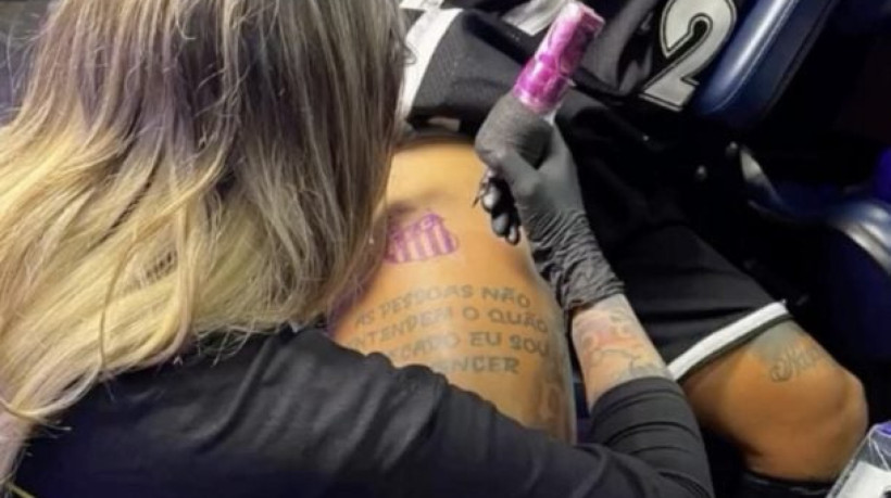 Adão Rosa, autor de outros trabalhos no craque, expôs o resultado. Camisa 10 do Santos foi ao local com astro do futebol dos EUA