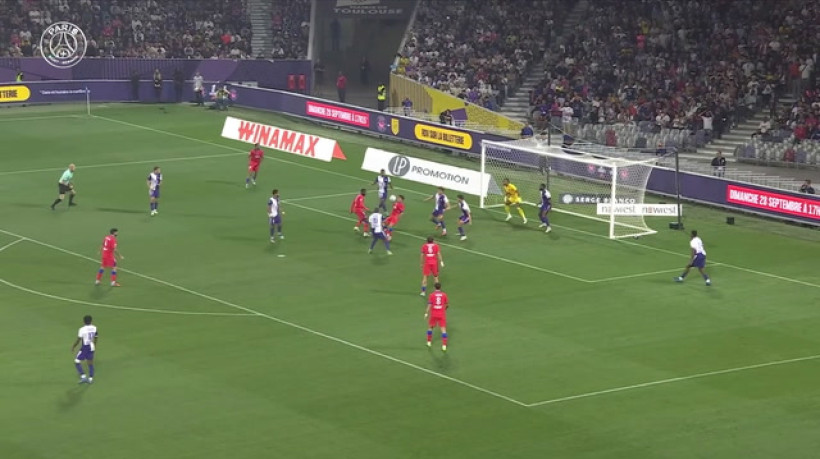 João Neves acerta bicicleta inacreditável em hat-trick pelo PSG