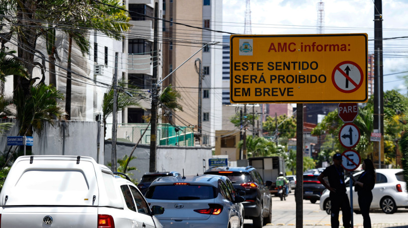 AMC instala placa na rua General Tertuliano Potiguara, entre a Monsenhor Catão e Coronel Jucá, informando que o trecho funcionará em sentido único