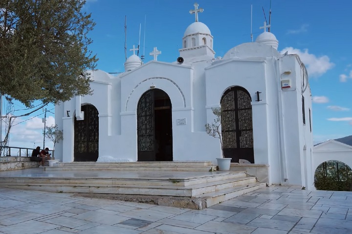 A capela do século 18 fica localizada no ponto mais alto do Monte Licabeto, em Atenas.