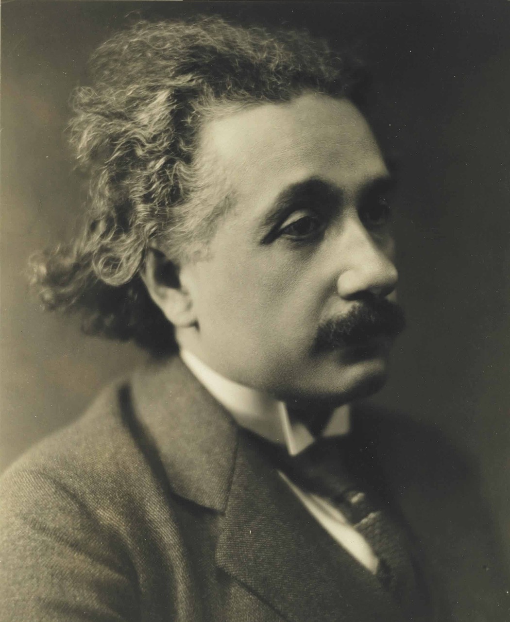 A Teoria da Relatividade, publicada por Einstein em 1915, explica por que os relógios dos satélites estão à frente dos da Terra. Se isso não fosse contabilizado, os sistemas de GPS estariam desligados por quilômetros. 
