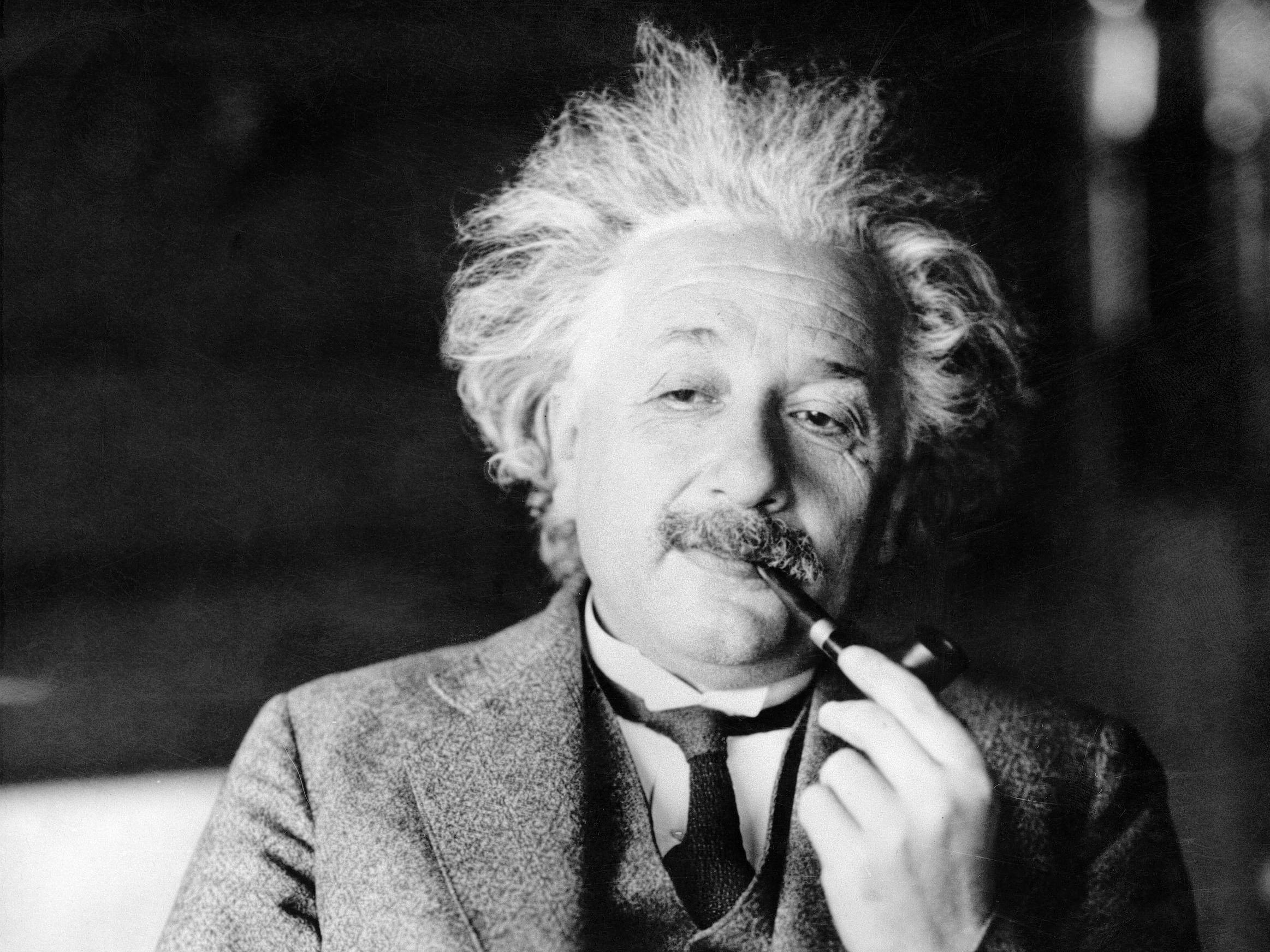Einstein analisou a situação que permite que toalhas de papel absorvam líquidos mesmo contra a gravidade.