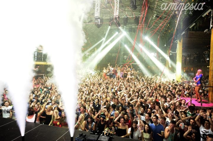 A ilha atrai milhões de turistas anualmente, que vão em busca de festas lendárias em clubes de renome mundial, como Pacha e Amnesia.