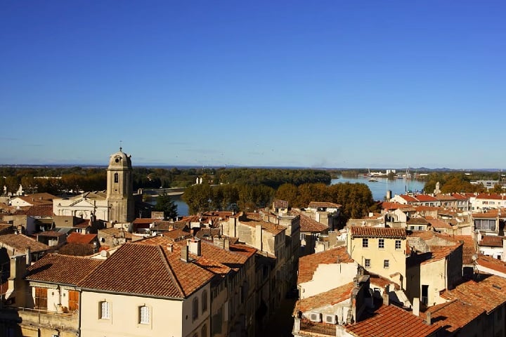 A escolha de Arles não foi por acaso: a cidade já foi referência em moda feminina, rivalizando até com Paris.