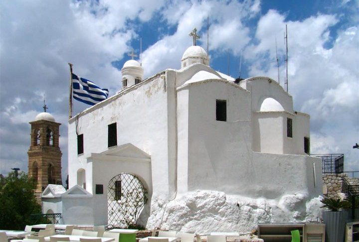 O homem, que teria entre 25 e 30 anos segundo informações da imprensa local, tentava fazer a foto da borda do pátio da igreja quando uma rajada de vento o fez rolar penhasco abaixo.