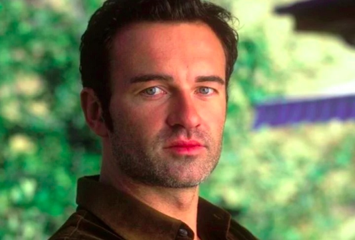 Julian e Kelly McMahon eram casados desde 2014. O ator já tinha se casado outras duas vezes: uma delas, em 1999, com a atriz americana Brooke Burns, com quem teve uma filha, Madison.