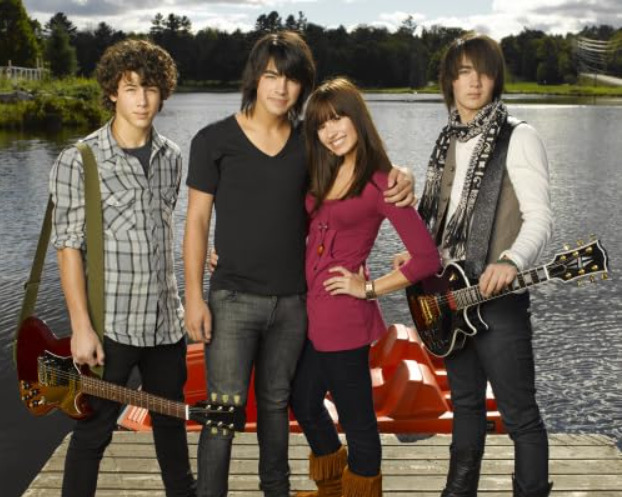 O filme estreou em 20 de junho nos EUA com 8,9 milhões de telespectadores e lançou hits como o dueto “This Is Me”. O sucesso de “Camp Rock” levou ao lançamento de “Camp Rock 2” no ano seguinte.
