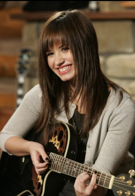 A fama mundial chegou em 2008, quando Demi protagonizou o filme “Camp Rock”  ao lado dos Jonas Brothers, como Mitchie Torres, uma adolescente que sonha em ser cantora.