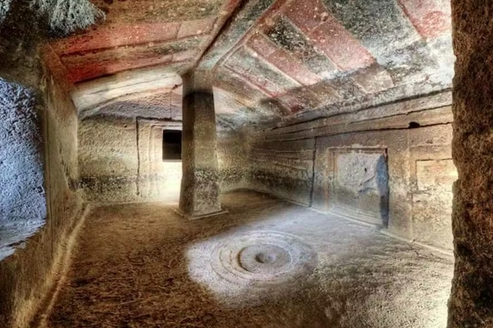 Já na região de Putifigari, a necrópole de Monte Siseri, a 850 metros de altitude, abriga S’Incantu, considerado um dos exemplos mais refinados da arte neolítica.