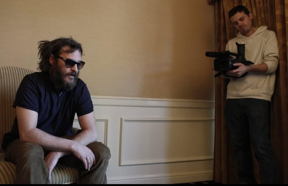 Casey Affleck também se dedicou à direção. Seu primeiro trabalho como diretor foi o documentário Eu Ainda Estou Aqui (2010), que acompanhou seu amigo Joaquin Phoenix durante um período em que este anunciou sua aposentadoria da atuação para seguir carreira como rapper.