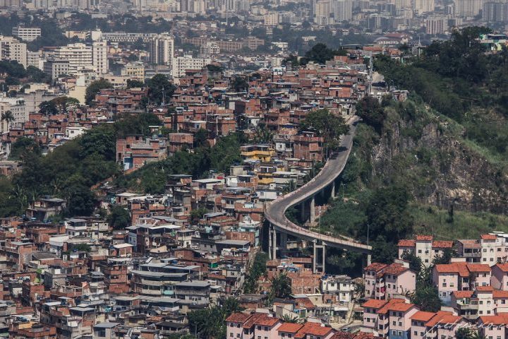 A comunidade se desenvolveu de forma autônoma, com a criação de escolas de samba, terreiros de candomblé e outras manifestações culturais que são fundamentais para a identidade carioca.