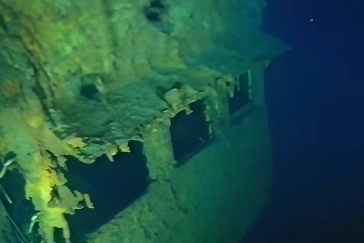 O nome Estreito de Iron Bottom, que significa Estreito do Fundo de Ferro, foi dado justamente por conta da enorme quantidade de embarcações e aeronaves afundadas no local.