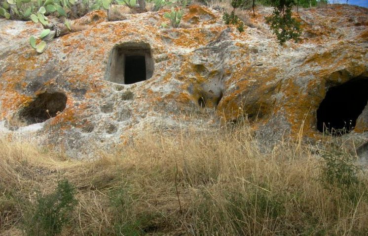 São mais de 3.500 túmulos escavados na rocha há cerca de 5 mil anos e reconhecidos como Patrimônio Mundial da Unesco.