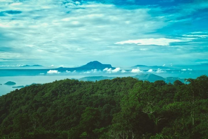 As Ilhas Salomão, onde fica o Estreito de Iron Bottom, são um arquipélago a leste da Papua-Nova Guiné, composto por centenas de ilhas, muitas delas vulcânicas, com a capital, Honiara.