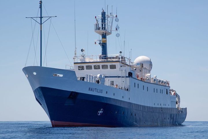 A bordo do E/V Nautilus, a equipe utilizou tecnologia avançada, incluindo veículos operados remotamente e embarcações não tripuladas.