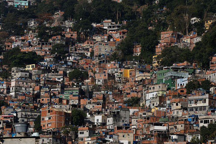 A partir de 1920, outras ocupações de colinas com barracos e casebres do Rio de Janeiro também passaram a ser designadas como favela.