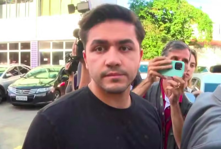 Um dos presos famosos que ganhou um capítulo no livro é Fernando Sastre. Ele é acusado de atropelar e matar o motorista de aplicativo Ornaldo da Silva Viana em 2024.