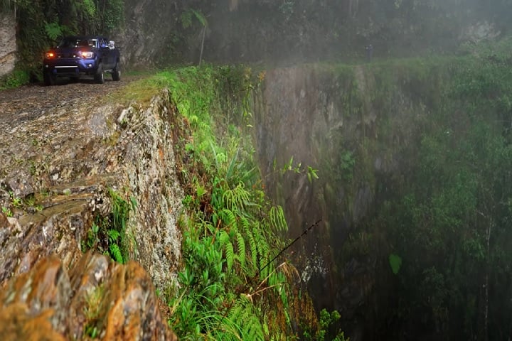 Estrada da Morte: Na Bolívia, o influenciador dirigiu na beira de um penhasco de 300 metros de altura. Essa estrada foi fechada há dez anos devido ao grande número de acidentes fatais. Nesse caso, o próprio governo local autorizou sua gravação.