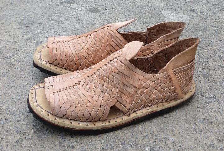 O calçado recebeu acusações de apropriação cultural por reproduzirem o design tradicional dos huaraches, feitos por artesãos indígenas do México.