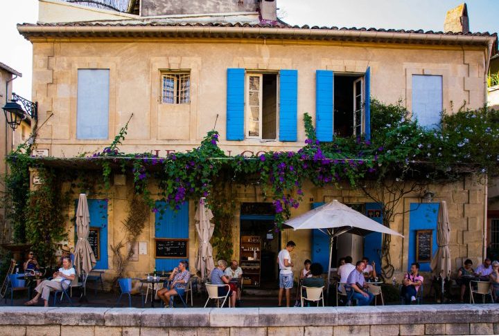 Atualmente, a economia de Arles se apoia no turismo, na agricultura – em especial a produção de arroz da Camarga e vinhos regionais – e em eventos culturais de grande porte.