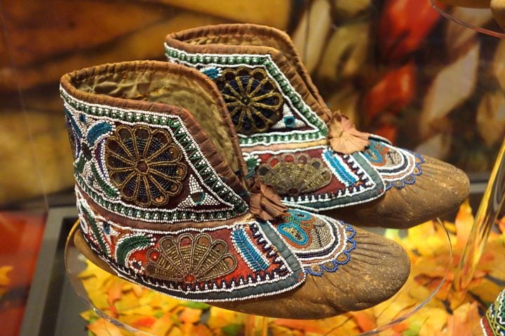 Mocassins (Povos indígenas da América do Norte): Criados por diversas tribos indígenas, os mocassins eram feitos de couro macio e decorados com miçangas.