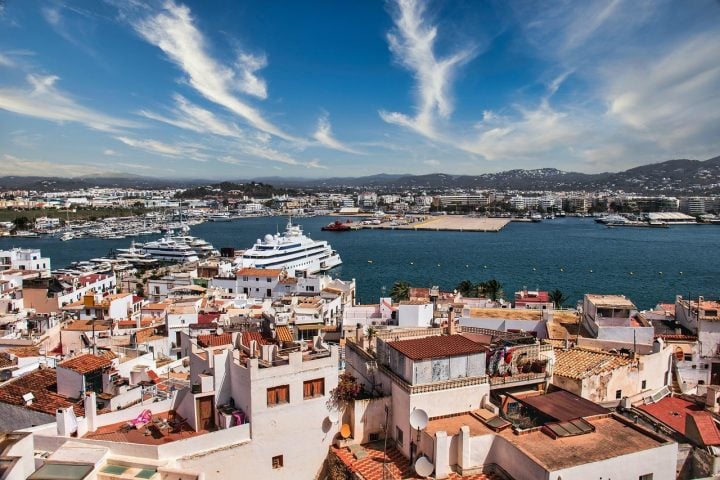 Ibiza, uma das ilhas Baleares na Espanha, é mundialmente famosa por suas festas eletrônicas e vida noturna vibrante.